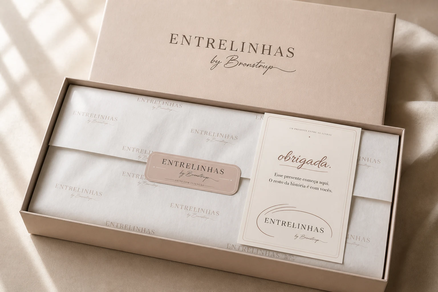 Caixa de presente personalizada Entrelinhas em tons de nude, off-white e marrom